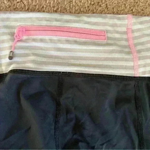Women's Lululemon black with striped band Capri cropped Leggings size 6 euc - Picture 7 of 7